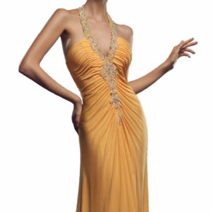 Frau trägt Ihr sauberes Ballkleid und posiert in eleganter Pose.