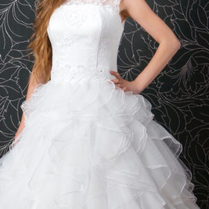 Frau trägt Ihr aufwendiges weißes Brautkleid nach der Reinigung.